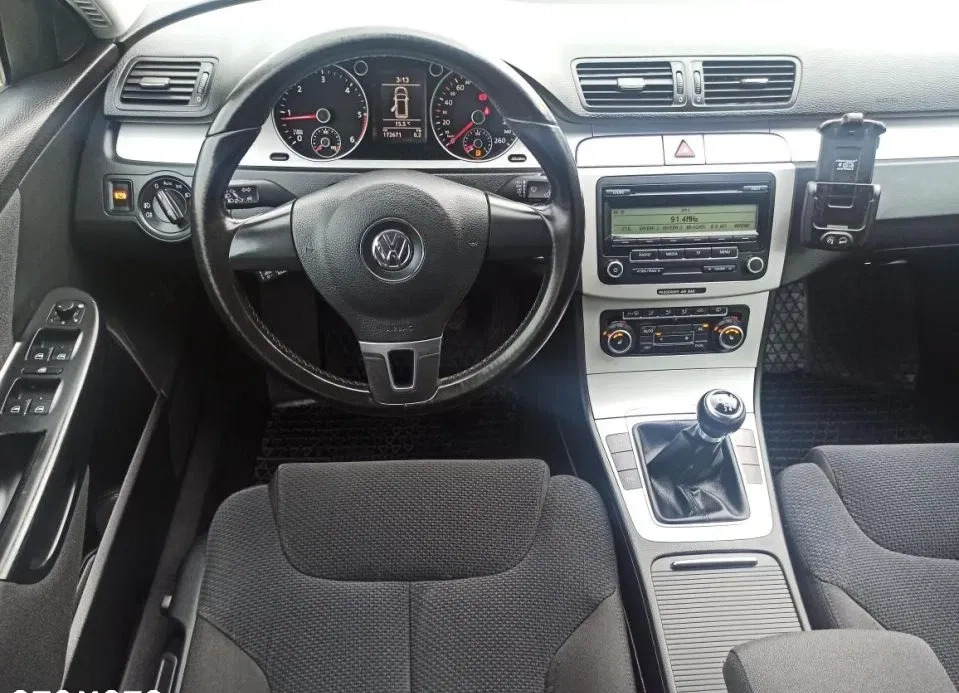 Volkswagen Passat cena 26900 przebieg: 172000, rok produkcji 2010 z Reszel małe 326